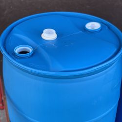 55 Gallon Poly Barrels/Barriles De Plastico 