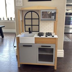Hearth and Hand kids modetn kitchen