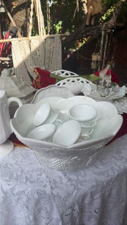 A whole set for Christmas it has the gravy bowl the punch bowl there's 1 cups and the napkins there is 1 napkins that's never b