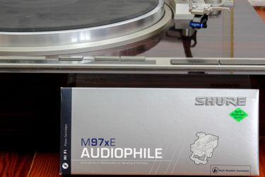 Hitachi HT-500 Automatic Direct Drive Turntable Record Player with dust cover and Shure M97xE cartridge
