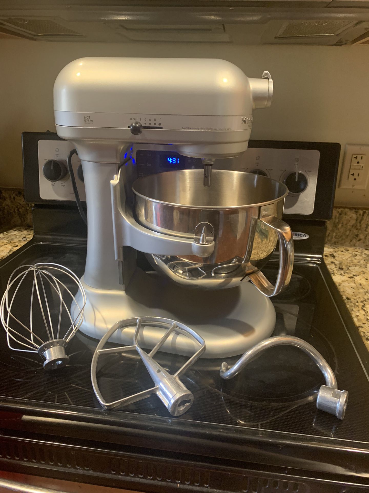 6QT KitchenAid Pro 600 Bowl Lift Stand Mixer for Sale in