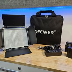 Neewer RGB 660 LED Light