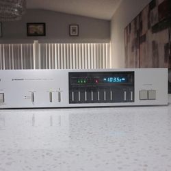 * Pioneer * Vintage Stereo  Tuner In Excellent Condition . Must See To Fully Appreciate . High Quality Vintage Tuner .