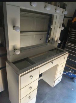 9 drawer vanity with lights