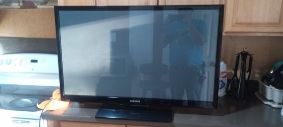 Tv 40 Inches With The Rimot Control Only For $50