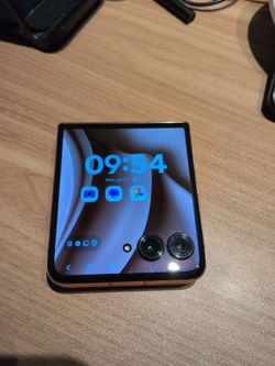 Motorola RAZR Plus 5G (2025) XT2557-3 256GB Gold Unlocked (BAD INNER LCD)