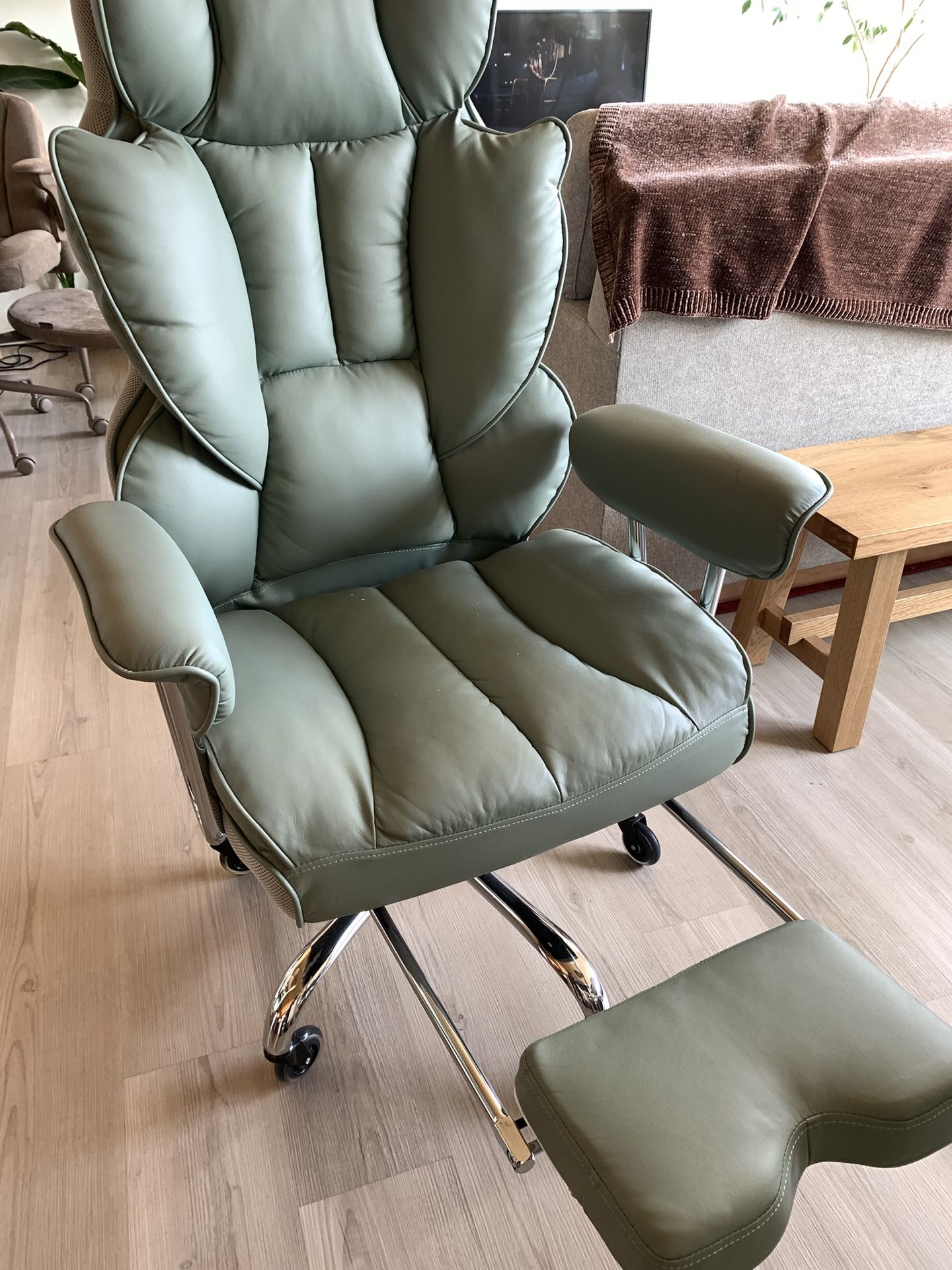 Executive gaming chair green and chrome