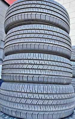 255 60 18 vendo un set de llantas usadas en excelente condición marca GOODYEAR