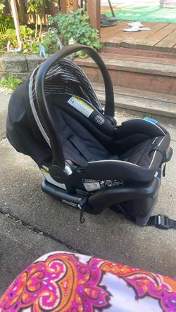 Graco  Snugride 35 Lite LX Black Carseat with Base,exp.04/25/2030