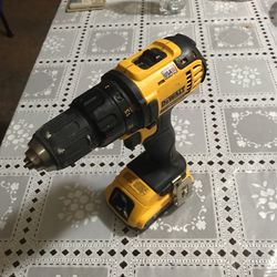 DEWALT DCD780 20V MAX 1/2" CORDLESS DRILL DRIVER WITH ONE BATTERY DCB207