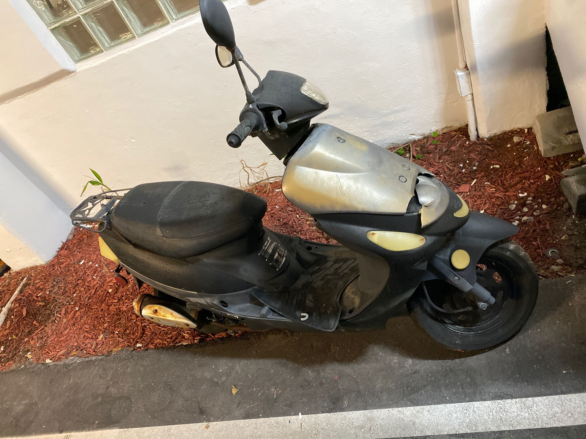 50 cc scooter as is must sell needs love lost keys have title in hand