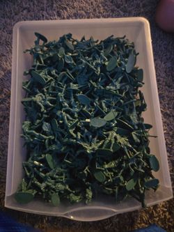 Bulk green toy soldiers