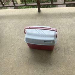 Rubbermaid  Small. Cooler. H-11,L-13,W-9 Inches 