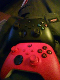 2 Xbox one controllers