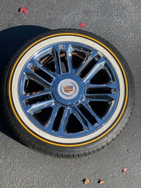 22 Inch Cadillac Escalade Platinum Rims On Vogue Tires 