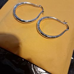 New 925 Silver Over Brass Hoop Earrings SIze: Medium-large
Nice and easy clip for closure.
Perfect for any present/occasion 