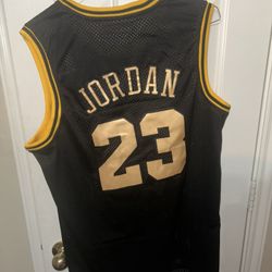 Michael Jordan black and gold jersey size xl