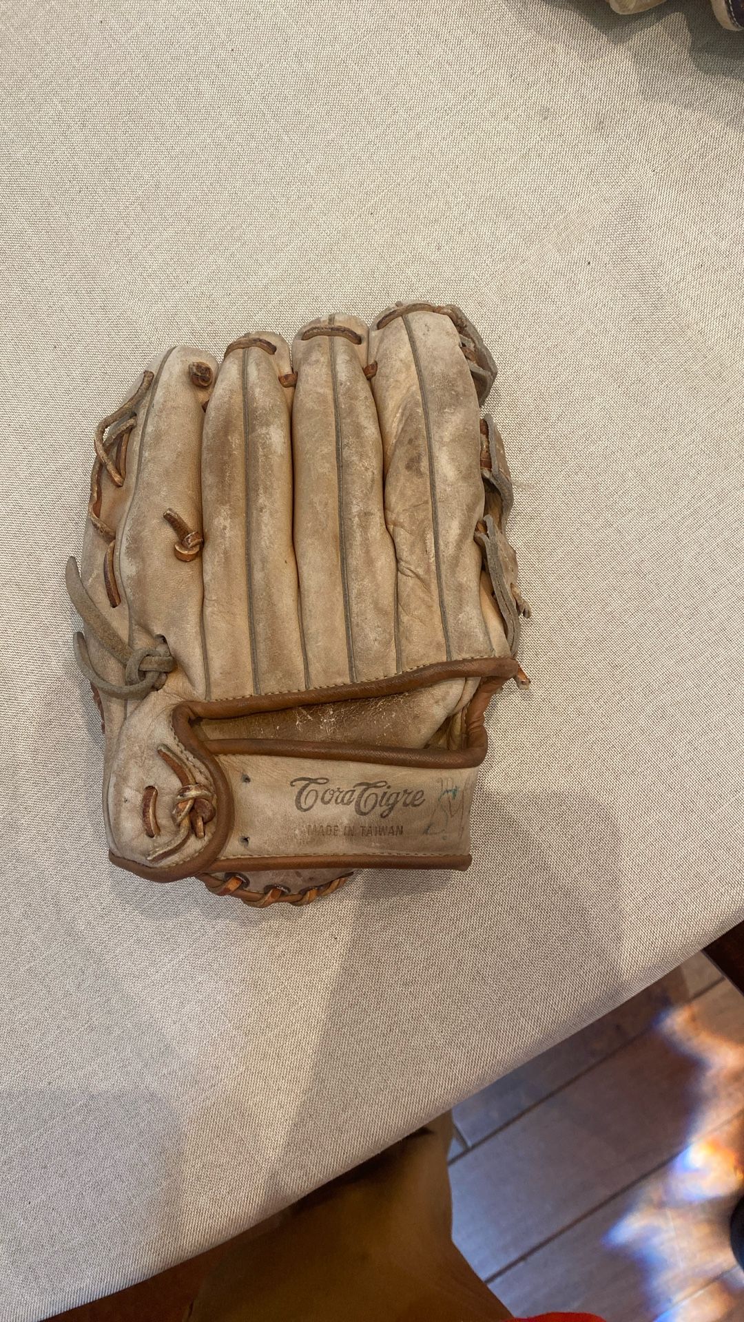 Small kids baseball glove.