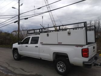 Fabricó porta escaleras de todo tipo para troka y venes de trabajo