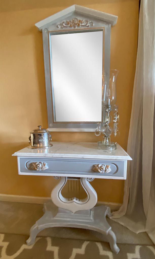 Entrance/Foyer Console With Mirror 