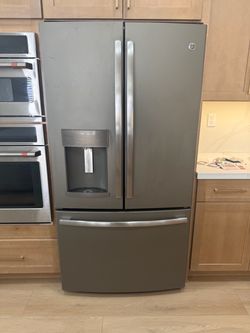 GE French Door Refrigerator with Ice and Water Dispenser