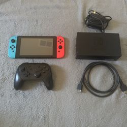 Nintendo Switch + Pro Controller (128GB microSD)