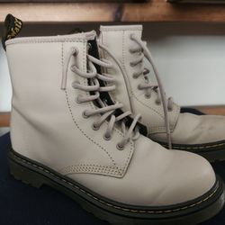 NEW - Beige Dr. Marten Boots!! 🤎