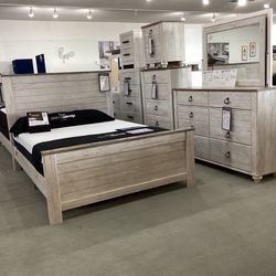 Willowton 4pc King Panel Bed Set