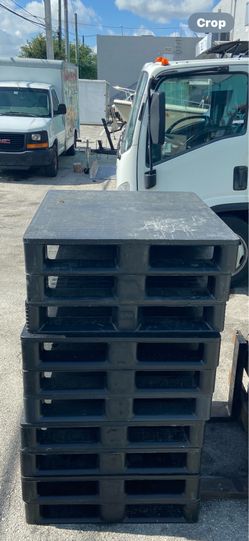 HEAVY DUTY PLASTIC PALLETS 37x32 $20 EACH DELIVERY AVAILABLE $$$