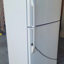 DAEWOO Refrigerator In Great Conditions $250