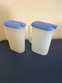 2 Tupperware slimline 2 qt pitchers