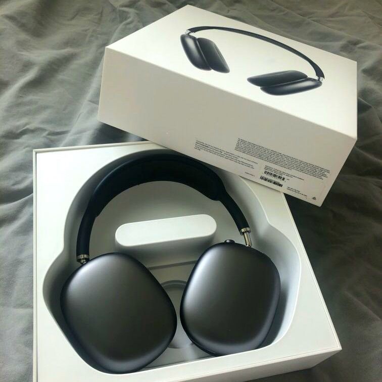 Black airpod maxes in perfect condition