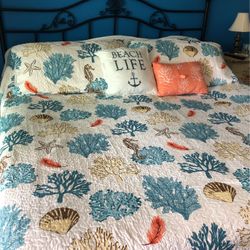 King Cotton Reversible Quilt With 2 Pillow Shams And 2 Decorative Pillows