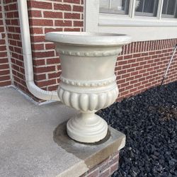 2 Outdoor Big Flower Pots 