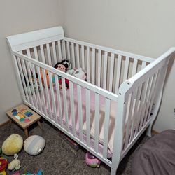 White Baby Crib - Wood w/ crib Mattress!