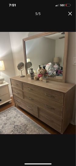 El dorado Dresser With Mirror