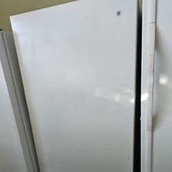G/e Freezer Working Perfectly Fine Very Clean I Can Deliver To You 90 Days Warranty 