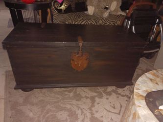 40IN BY 18INHT GORGEOUS SOLID WOOD VINTAGE STORAGE CHEST GREAT CONDITION 30 FIRM