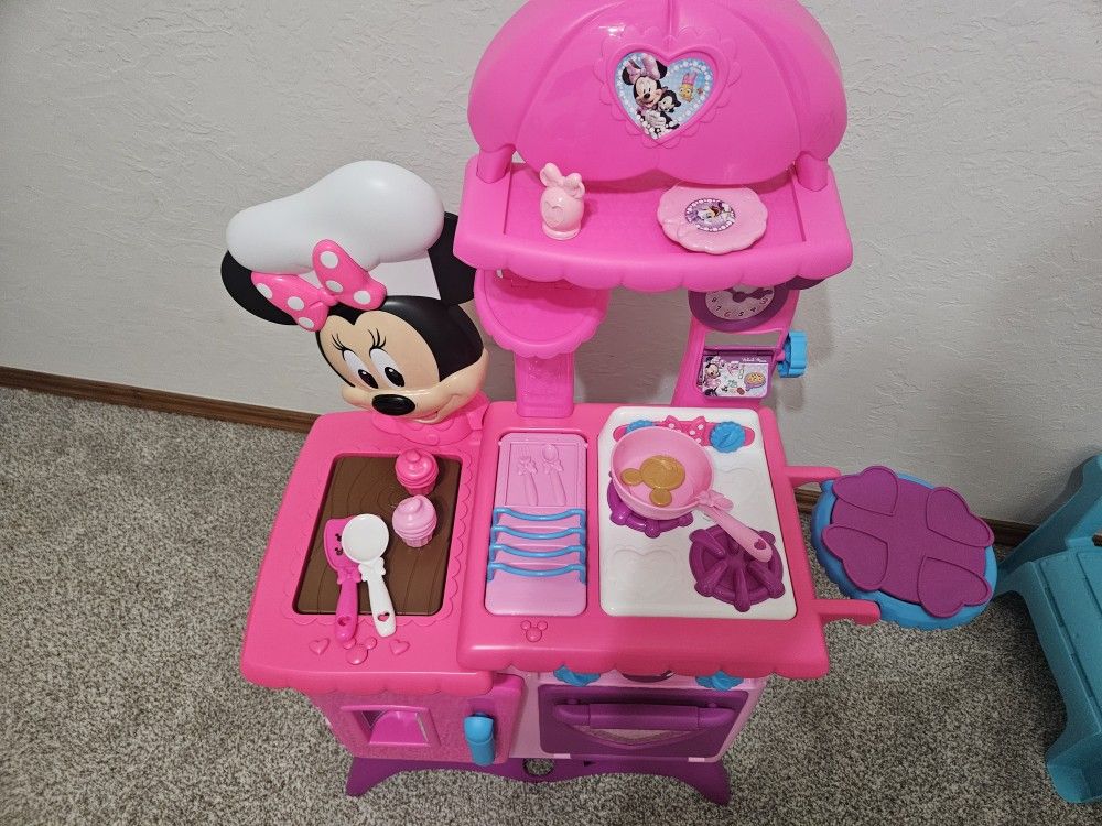 Minnie Mouse play Kitchen