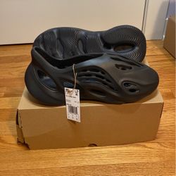 Yeezy Onyx Foam RNR 