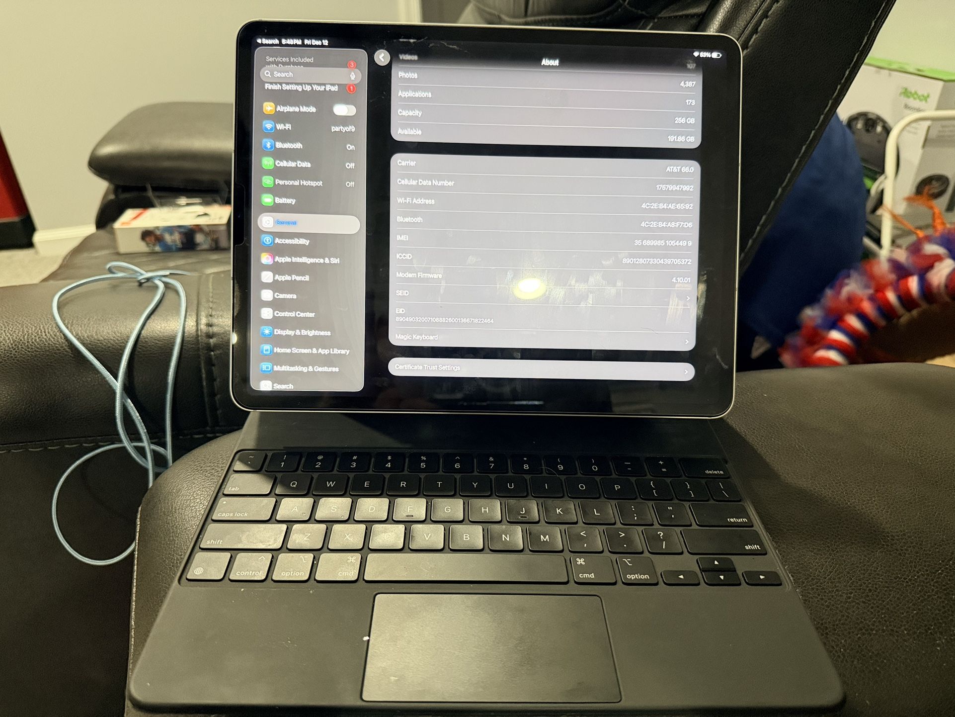 12.9 Inch iPad Pro(6th Generation) With 256gb Including Apple Magic Keyboard