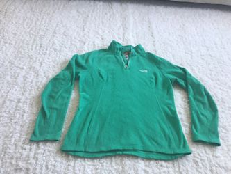 Women’s Medium North Face Fleece sweater green