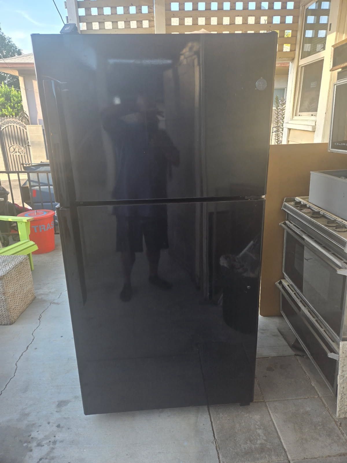 GE® 21.9 CU. FT. GARAGE READY TOP-FREEZER REFRIGERATOR
