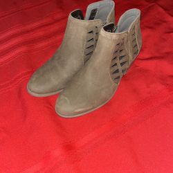 $13 Size 6 New Brown Ankle Boots