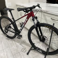 2025 Trek Marlin 6 29er MTB Size LARGE 1x10 Speed Automatic