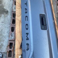 Toyota tacoma tail gate