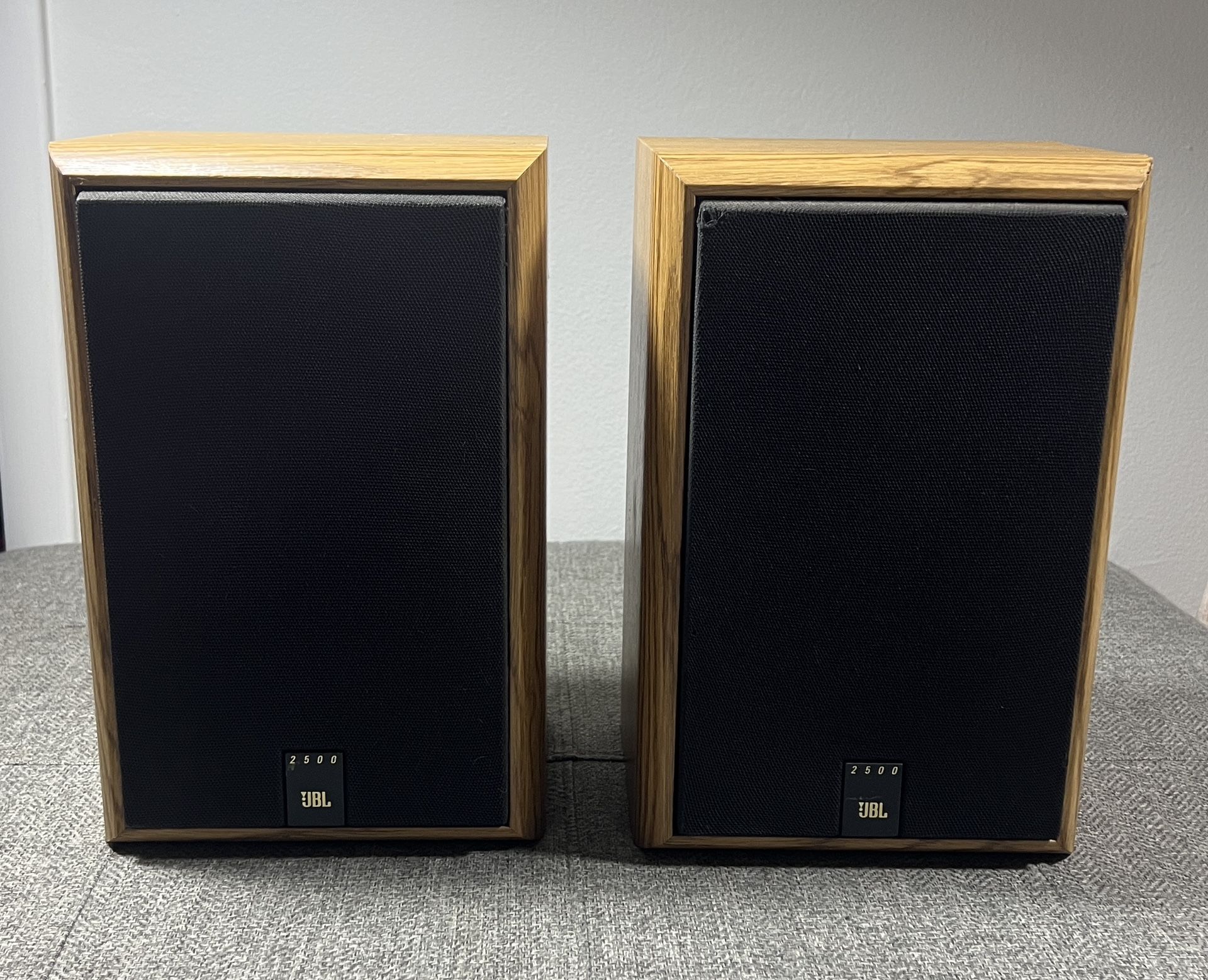 Pair of Vintage JBL 2500 2-Way Bookshelf Speakers