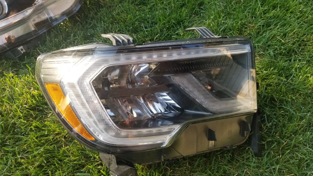 2019 Toyota sequoia right led oem headlight