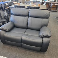 Black Leathera power recliner loveseat