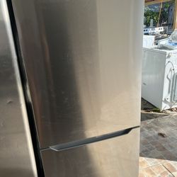 Insignia Refrigerador 30”W 